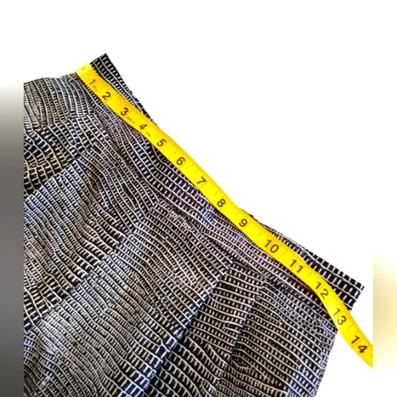 Dynamite | High Waist Stretchy Lightweight Python Snakeskin Print Shorts | XS - Picture 11 of 11